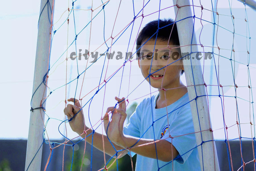 城市天际线剪影与坐标点阵叠加的抽象图形，深蓝底色配橙色线条